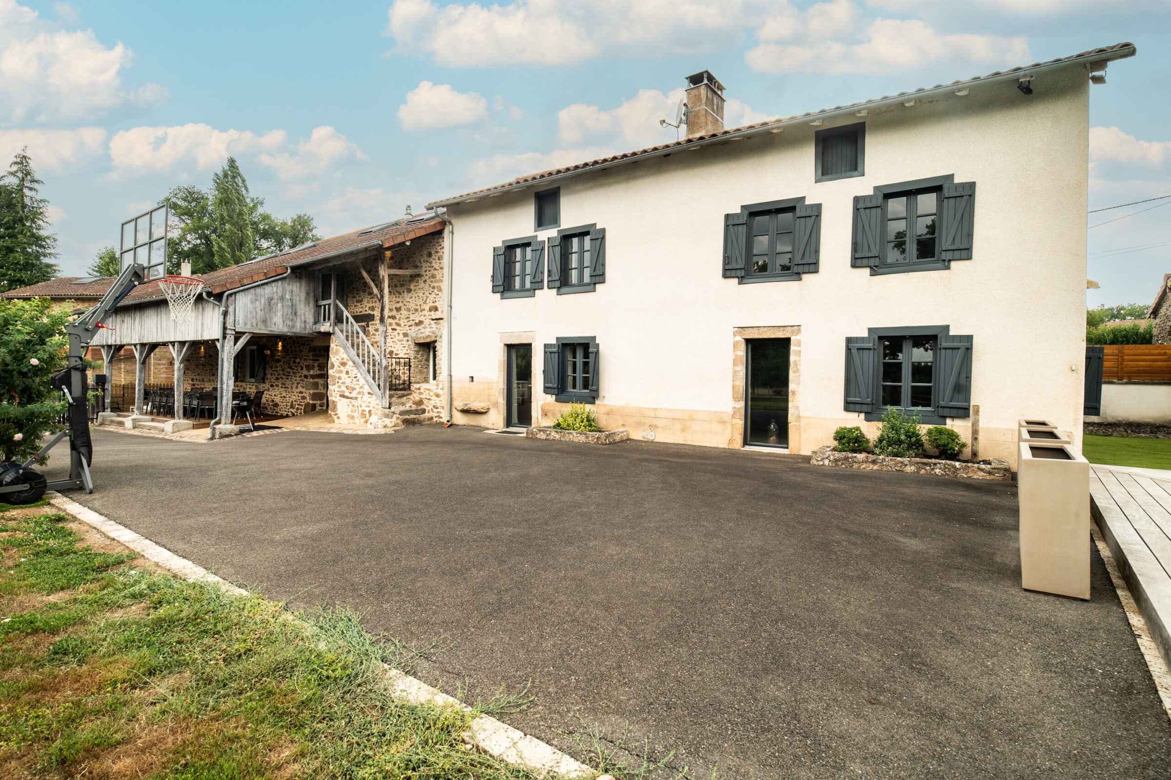Façade principale du Domaine la Roche et sa grande cour privative